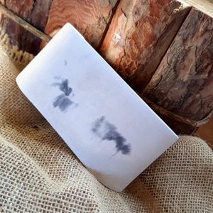 Vaso oval de concreto branco com detalhes em cinza