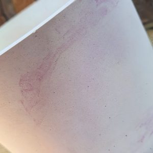 Vaso redondo de concreto mesclado branco e lilás